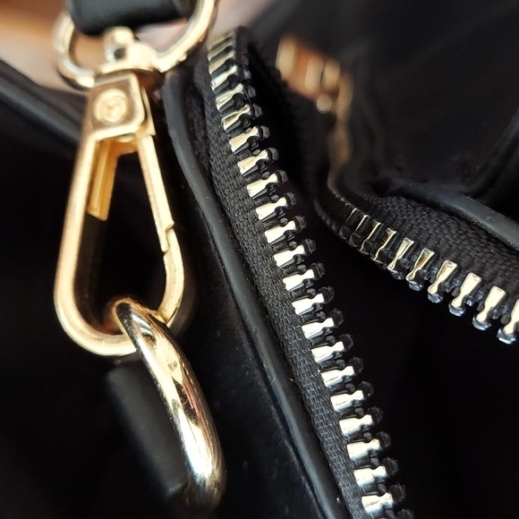 Halston purse. Size- 13,5x9x5 - Picture 7 of 8